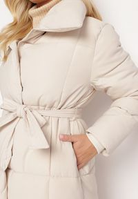 Born2be - Jasnobeżowa Pikowana Kurtka Płaszcz za Kolano z Wiązanym Paskiem Opiedsse. Kolor: beżowy #2