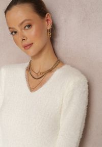 Renee - Biały Sweter Wełniany Aegiopis. Okazja: na co dzień. Typ kołnierza: dekolt w kształcie V. Kolekcja: plus size. Kolor: biały. Materiał: wełna. Styl: klasyczny, wizytowy, casual, elegancki #4