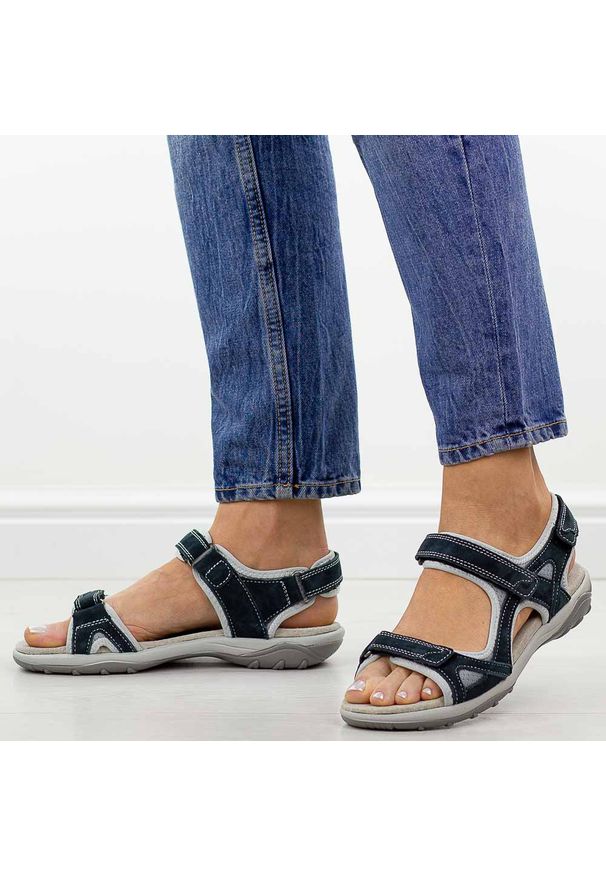 Granatowe skórzane sandały damskie Cambell 94327. Okazja: na spacer, na co dzień. Zapięcie: rzepy. Kolor: niebieski. Materiał: skóra. Sezon: wiosna, lato. Styl: casual, elegancki, sportowy, klasyczny
