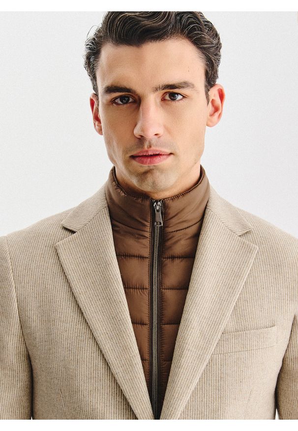 Pako Lorente - PAKO LORENTE - Beżowa marynarka męska z odpinaną stójką. Okazja: na co dzień. Typ kołnierza: kołnierzyk stójkowy. Kolor: beżowy. Materiał: wełna, poliester. Sezon: jesień. Styl: casual