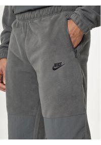 Nike Spodnie dresowe FB8384 Szary Standard Fit. Kolor: szary. Materiał: syntetyk #2