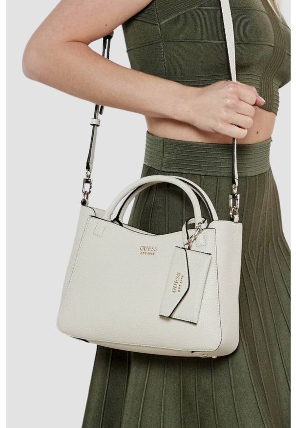 Guess - GUESS Biała torebka damska klasyczna SML Girlfriend Satchel. Kolor: biały. Materiał: skórzane. Styl: klasyczny