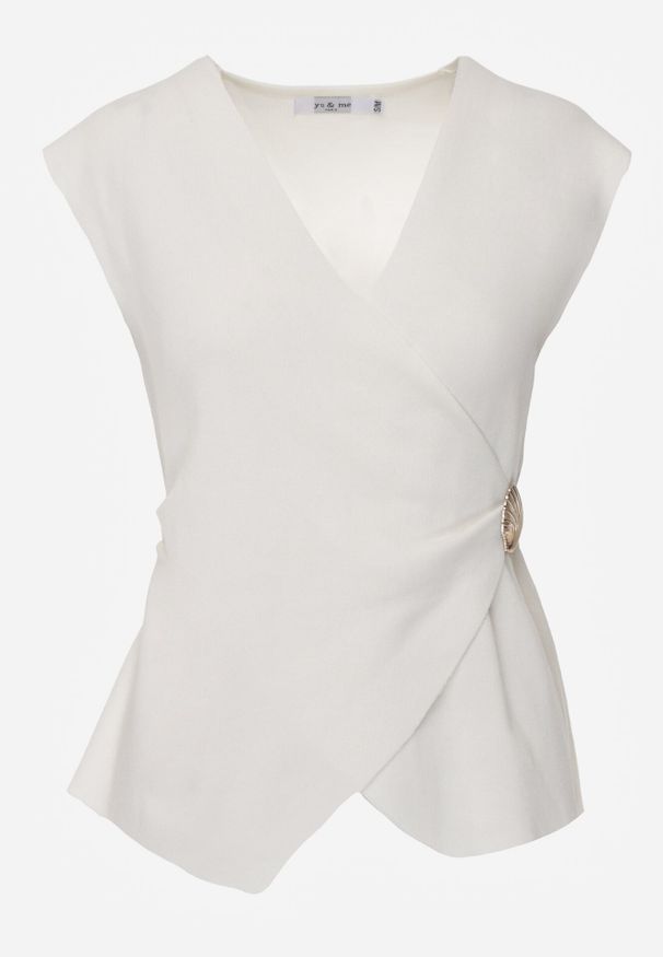 Born2be - Biała Bluzka z Wiskozą Kopertowym Dekoltem i Metalową Klamrą z Boku Sanviel. Kolor: biały. Materiał: wiskoza