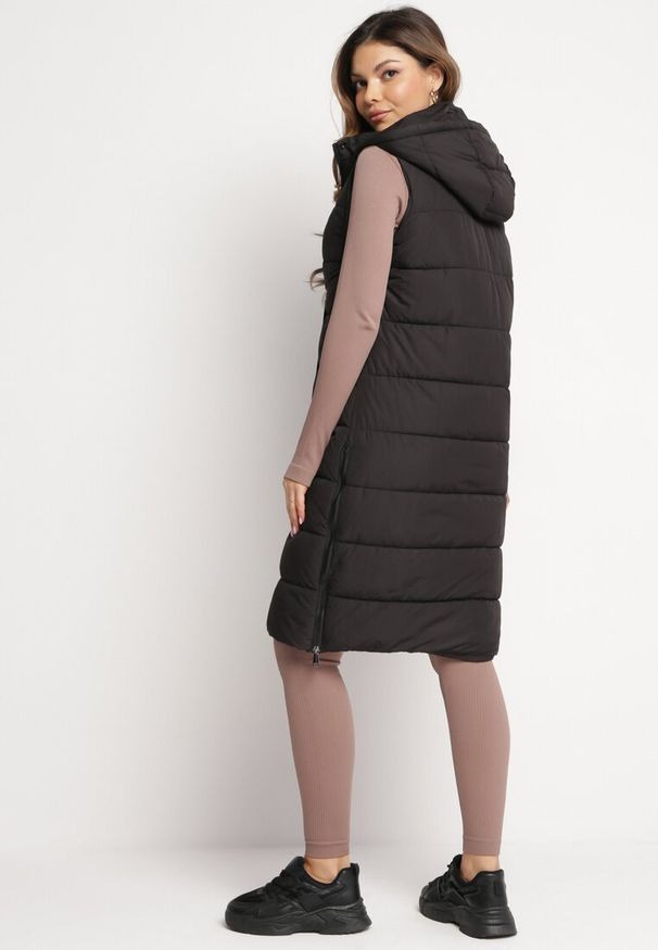 Born2be - Czarna Długa Kamizelka Bezrękawnik z Klasycznym Pikowaniem i Kapturem Shin. Typ kołnierza: golf. Kolor: czarny. Materiał: dzianina, jeans. Długość rękawa: bez rękawów. Długość: długie. Styl: klasyczny