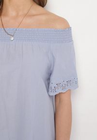 Born2be - Jasnoniebieska Bawełniana Sukienka Hiszpanka z Ażurowymi Zdobieniami Filissa. Okazja: na co dzień. Typ kołnierza: dekolt hiszpanka. Kolor: niebieski. Materiał: bawełna. Długość rękawa: krótki rękaw. Wzór: ażurowy, aplikacja. Typ sukienki: rozkloszowane, z odkrytymi ramionami. Styl: casual #7