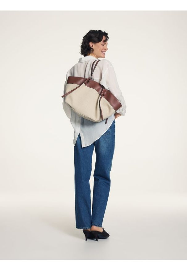 Reserved - Torebka shopper z lnem - brązowy. Kolor: brązowy. Styl: klasyczny