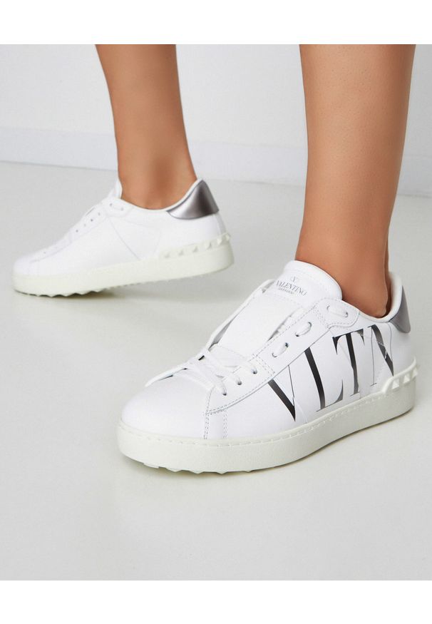 VALENTINO - Skórzane sneakersy Open VLNT. Kolor: biały. Materiał: skóra. Wzór: aplikacja, napisy