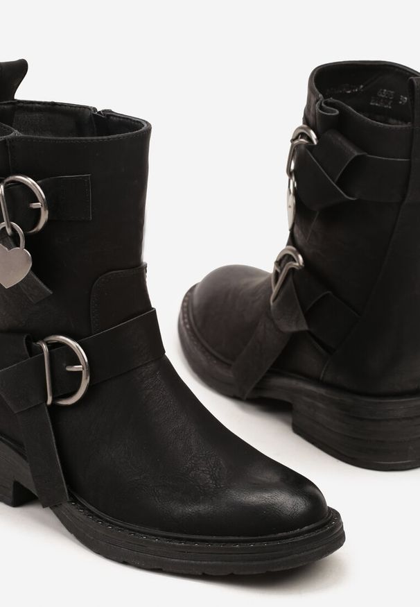 Born2be - Czarne Botki z Metalicznymi Klamrami Latomisa. Okazja: na co dzień. Zapięcie: klamry. Kolor: czarny. Materiał: jeans, skóra. Styl: casual, rockowy