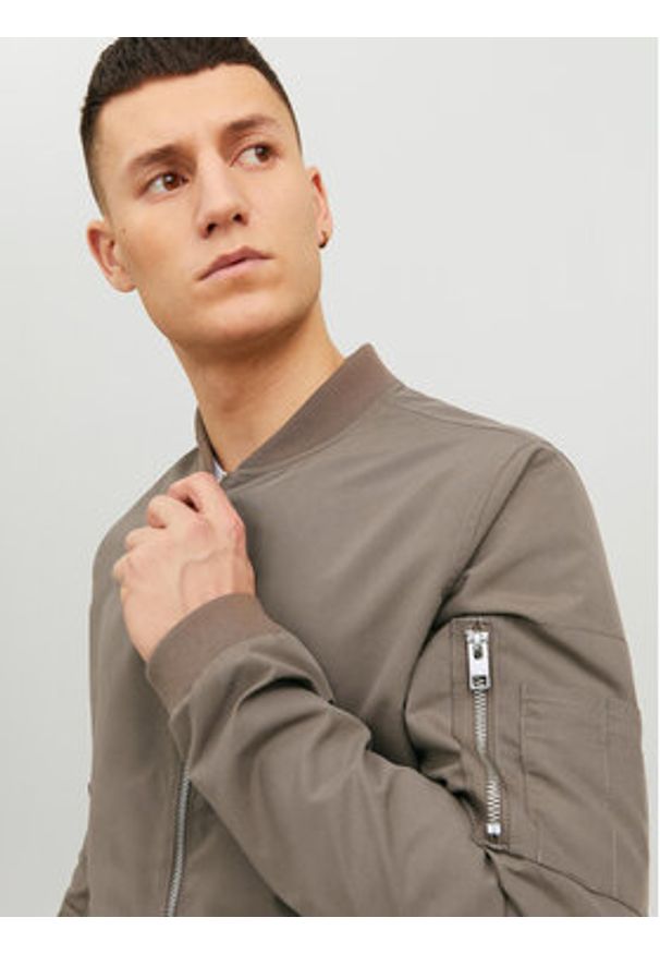 Jack & Jones - Jack&Jones Kurtka bomber Rush 12165203 Beżowy Regular Fit. Kolor: beżowy. Materiał: syntetyk