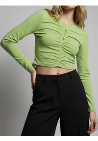 Sinsay - Krótka bluzka z długim rękawem i marszczeniem z przodu - zielony. Kolor: zielony. Długość rękawa: długi rękaw. Długość: krótkie #1