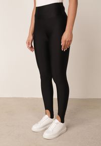 Born2be - Czarne Legginsy z Wysokim Stanem Zakończone Zapiętkami Evalla. Okazja: na co dzień. Stan: podwyższony. Kolor: czarny. Styl: casual #1