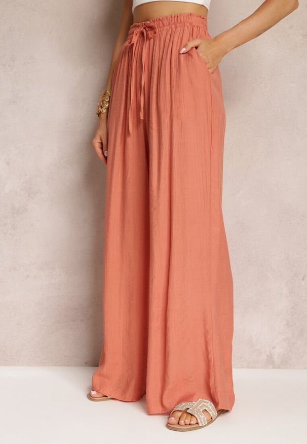 Renee - Różowe Brzoskwiniowe Szerokie Spodnie z Wiskozy i Gumką w Pasie Abyga. Okazja: na co dzień. Kolor: różowy. Materiał: wiskoza. Styl: casual