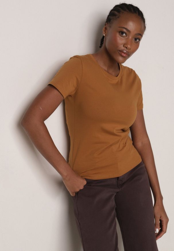 Born2be - Brązowy Bawełniany T-shirt w Klasycznym Stylu Nedila. Kolor: brązowy. Materiał: bawełna. Długość: długie. Styl: klasyczny