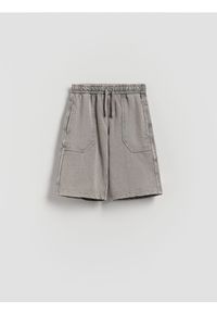 Reserved - Bawełniane szorty - jasnoszary. Kolor: szary. Materiał: bawełna. Wzór: gładki #1