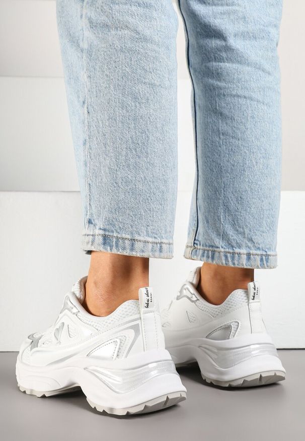 Renee - Białe Sneakersy na Platformie z Ozdobnym Sercem Wizana. Kolor: biały. Materiał: jeans. Obcas: na platformie
