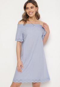 Born2be - Jasnoniebieska Bawełniana Sukienka Hiszpanka z Ażurowymi Zdobieniami Filissa. Okazja: na co dzień. Typ kołnierza: dekolt hiszpanka. Kolor: niebieski. Materiał: bawełna. Długość rękawa: krótki rękaw. Wzór: aplikacja, ażurowy. Typ sukienki: rozkloszowane, z odkrytymi ramionami. Styl: casual #6