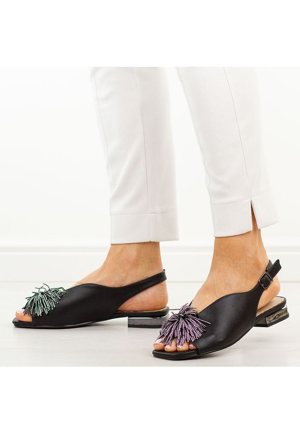 POTOCKI - Czarne sandały damskie na obcasie Potocki 43336. Okazja: na co dzień, na imprezę. Kolor: czarny. Materiał: skóra. Wzór: aplikacja. Sezon: wiosna, lato. Obcas: na obcasie. Styl: casual, elegancki, klasyczny, wizytowy. Wysokość obcasa: niski