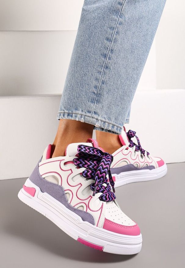 Renee - Biało-Fuksjowe Sneakersy na Platformie z Grubymi Kolorowymi Sznurówkami Adrianu. Okazja: na spacer. Zapięcie: sznurówki. Kolor: biały. Wzór: kolorowy. Sezon: lato. Obcas: na platformie. Sport: turystyka piesza