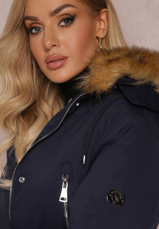 Renee - Granatowa Kurtka Parka z Kieszeniami i Kapturem z Futerkiem Caulisa. Kolor: niebieski. Materiał: futro