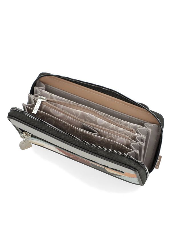 Portfel damski Anekke, z ozdobnym nadrukiem i metalowym logo zapinany na suwak wyposażony w liczne przegrody na karty miejsce na banknoty oraz kiesze. Kolor: brązowy. Wzór: nadruk