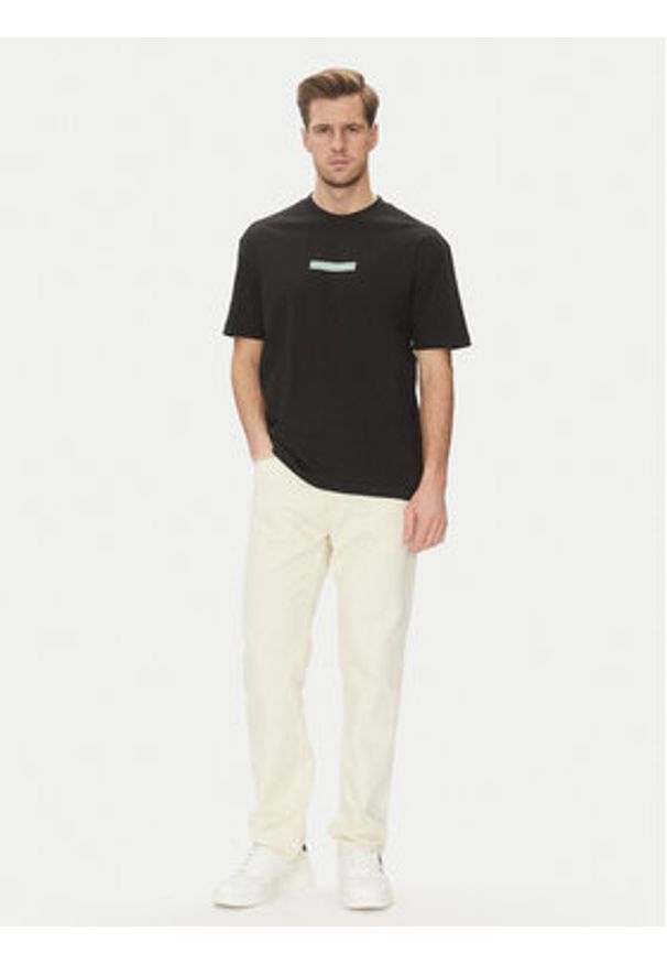 Calvin Klein Jeans T-Shirt Nyc 2025 J30J327524 Czarny Regular Fit. Kolor: czarny. Materiał: bawełna