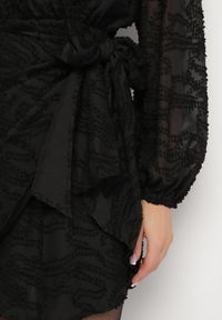 Born2be - Czarna Kopertowa Sukienka z Tkaniny Plumeti Zenorava. Typ kołnierza: dekolt w kształcie V. Kolor: czarny. Materiał: tkanina. Długość rękawa: długi rękaw. Wzór: aplikacja. Typ sukienki: kopertowe. Styl: klasyczny, elegancki #6