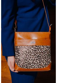 Listonoszka skórzana SHE 696 camel + pantera jasna. Wzór: motyw zwierzęcy. Materiał: skórzane. Styl: casual, elegancki