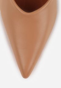 Born2be - Ciemnobeżowe Czółenka Vices na Kaczuszce z Wkładką ze Skóry Naturalnej Amorrise. Okazja: na co dzień. Kolor: beżowy. Materiał: skóra. Wzór: kwiaty. Obcas: na szpilce. Styl: casual, elegancki #6