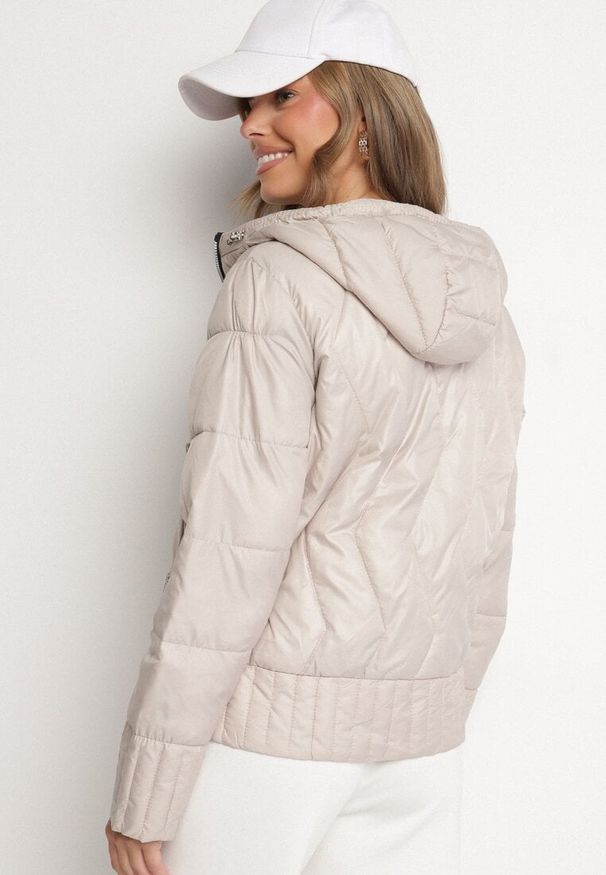 Born2be - Beżowa Dwustronna Kurtka Pikowana z Kieszeniami i Kapturem Eralethra. Okazja: na spacer, na co dzień. Kolor: beżowy. Materiał: jeans. Długość rękawa: długi rękaw. Długość: długie. Wzór: aplikacja. Styl: elegancki, casual