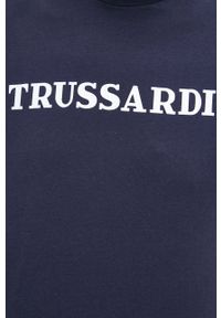 Trussardi Jeans - Trussardi T-shirt bawełniany kolor granatowy z nadrukiem. Kolor: niebieski. Materiał: bawełna. Wzór: nadruk