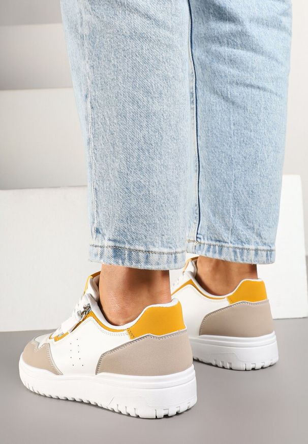 Born2be - Biało-Beżowe Sneakersy na Niskiej Platformie z Ozdobnym Suwakiem i Perforacją Ulivane. Okazja: na co dzień. Kolor: biały. Materiał: jeans. Obcas: na platformie