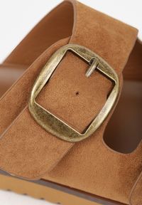 Renee - Ciemnobrązowe Klapki VICES Ozdobione Dużymi Klamrami Jenniviane. Nosek buta: otwarty. Kolor: brązowy. Materiał: skóra, zamsz. Wzór: aplikacja. Sezon: lato. Obcas: na obcasie. Wysokość obcasa: niski #9