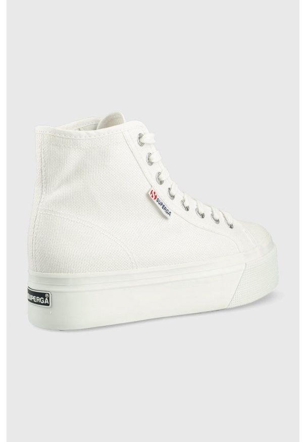 Superga trampki damskie kolor biały. Nosek buta: okrągły. Zapięcie: sznurówki. Kolor: biały. Materiał: guma. Szerokość cholewki: normalna. Obcas: na platformie