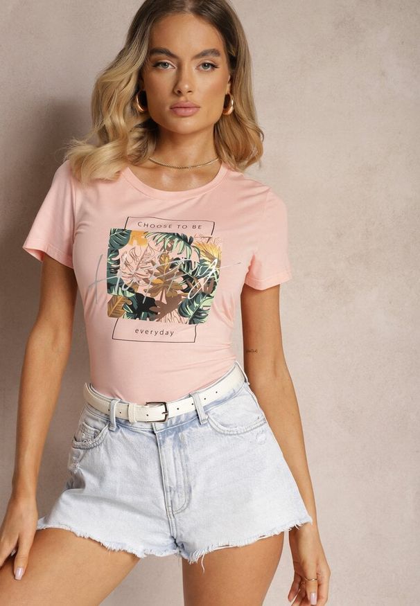 Renee - Jasnoróżowy T-shirt z Bawełny Wykończony Nadrukiem Nellindrae. Okazja: na co dzień. Kolor: różowy. Materiał: bawełna. Wzór: nadruk. Styl: casual, elegancki