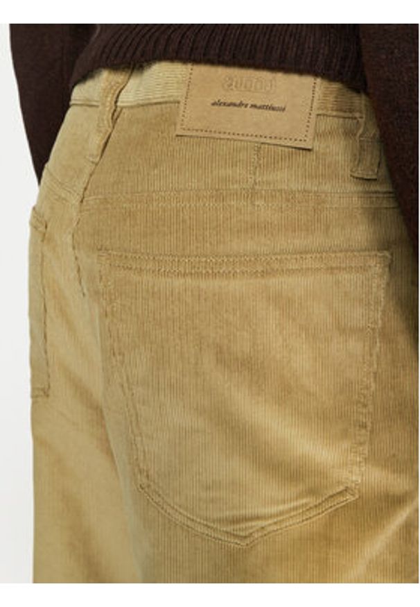AMI PARIS - AMI Paris Spodnie materiałowe HTR102.CO0089 Brązowy Baggy Fit. Kolor: brązowy. Materiał: sztruks