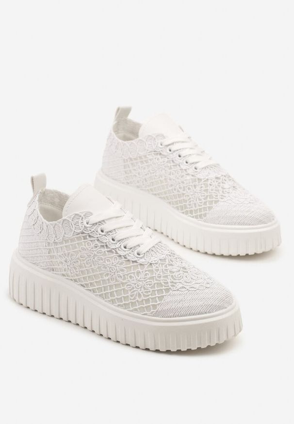 Renee - Białe Sneakersy Vices na Platformie z Ażurową Cholewką Lumerise. Nosek buta: okrągły. Zapięcie: sznurówki. Kolor: biały. Szerokość cholewki: normalna. Wzór: ażurowy. Materiał: materiał. Sezon: lato. Obcas: na platformie. Wysokość obcasa: średni