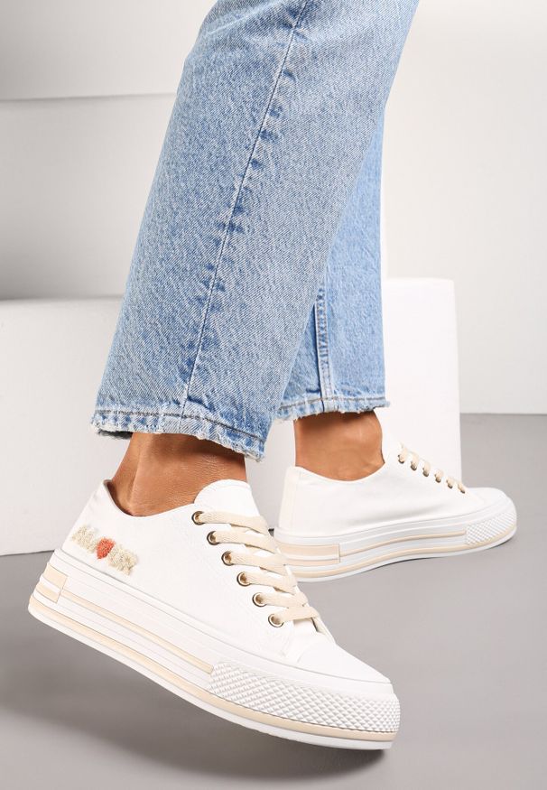 Born2be - Białe Trampki na Grubej Podeszwie Sznurowane z Modną Aplikacją Aienel. Okazja: na co dzień. Kolor: biały. Wzór: aplikacja. Styl: elegancki, casual