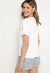 Born2be - Biały T-shirt z Kwiatowymi Aplikacjami Tilenna. Okazja: na co dzień. Kolor: biały. Materiał: jeans. Wzór: aplikacja, kwiaty. Styl: klasyczny, elegancki, casual