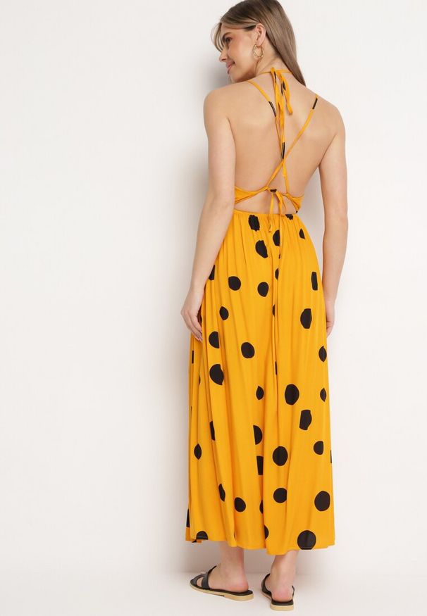 Born2be - Żółta Rozkloszowana Sukienka z Wiskozy Wiązana na Szyiu i Plecach z Gumką w Pasie Jessmarie. Okazja: na co dzień. Kolor: żółty. Materiał: wiskoza. Styl: casual