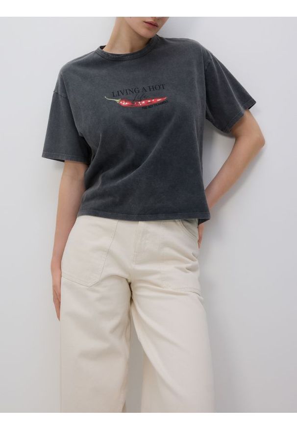 Reserved - T-shirt z nadrukiem - ciemnoszary. Kolor: szary. Materiał: bawełna. Wzór: nadruk