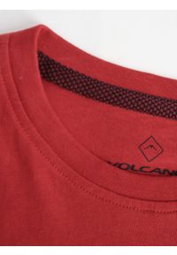 Volcano - Czerwona koszulka chłopięca z nadrukiem samochodowym L-KOSS JUNIOR. Kolor: czerwony. Materiał: skóra, dresówka, materiał, bawełna. Długość rękawa: długi rękaw. Długość: długie. Wzór: nadruk. Styl: klasyczny #1