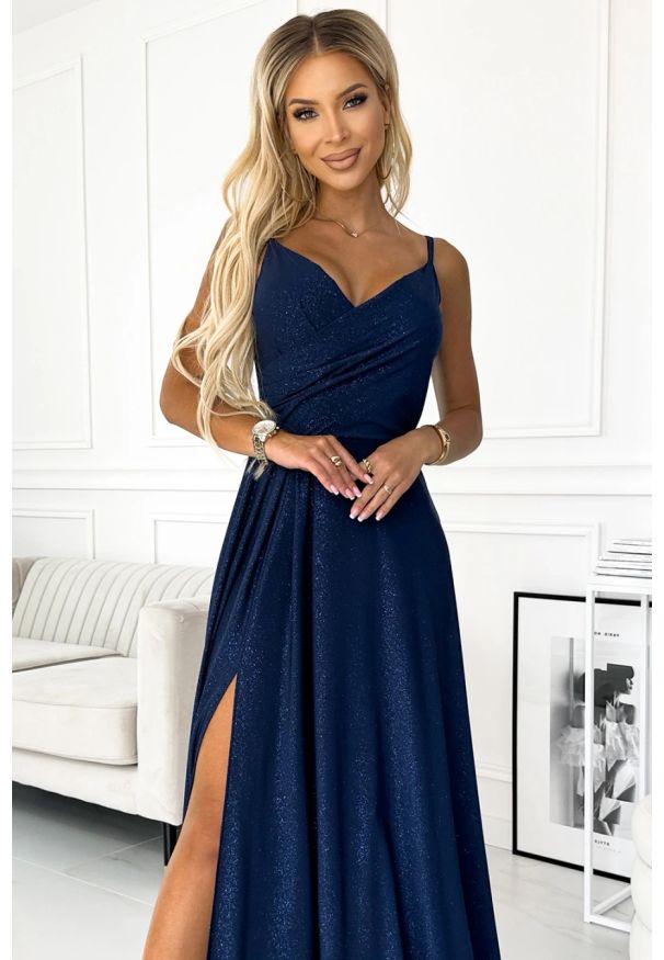 Numoco - Długa sukienka na wesele rozkloszowana na ramiączkach granat. Okazja: na ślub cywilny, na wesele. Materiał: elastan, tkanina, materiał. Długość rękawa: na ramiączkach. Wzór: aplikacja. Typ sukienki: rozkloszowane. Styl: elegancki. Długość: maxi