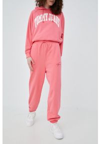 Tommy Jeans spodnie damskie kolor różowy gładkie. Kolor: różowy. Materiał: dzianina, materiał. Wzór: gładki