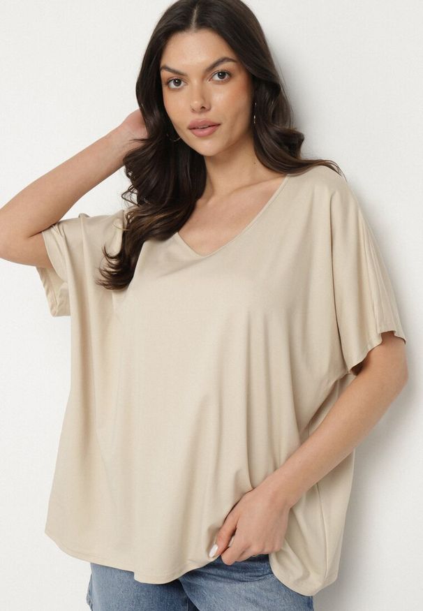 Born2be - Beżowy T-shirt z Wiskozą o Kroju Nietoperza Liosma. Okazja: na co dzień. Typ kołnierza: dekolt w serek. Kolor: beżowy. Materiał: wiskoza. Styl: klasyczny, casual