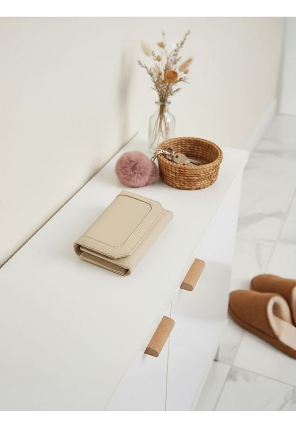 Sinsay - Gładki portfel na zatrzask - kremowy. Kolor: kremowy. Wzór: gładki