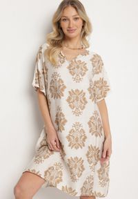Born2be - Ciemnobeżowa Pudełkowa Sukienka z Wiskozy Ozdobiona Geometrycznym Wzorem Emilavie. Okazja: na co dzień. Typ kołnierza: dekolt w kształcie V. Kolor: beżowy. Materiał: wiskoza. Wzór: aplikacja, geometria. Typ sukienki: proste. Styl: klasyczny, casual, elegancki #6