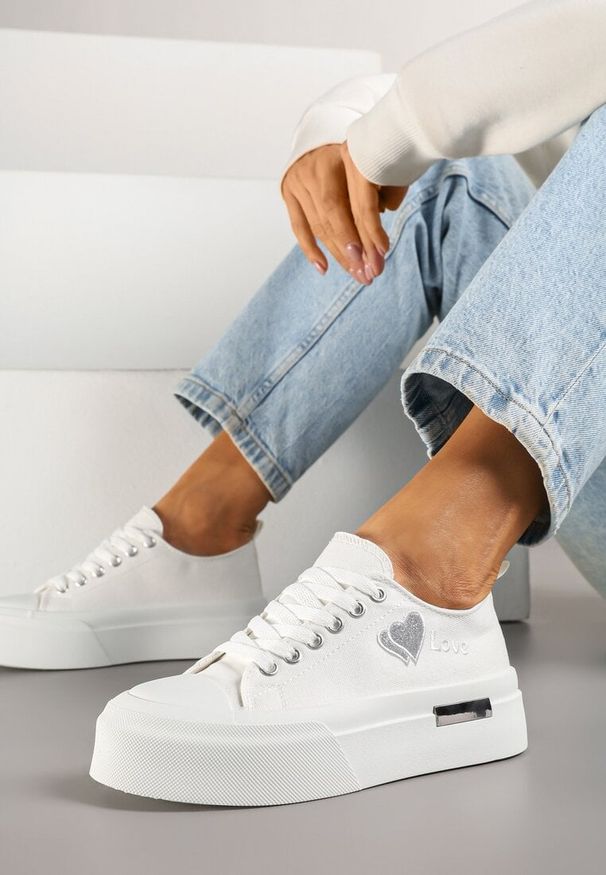 Born2be - Białe Trampki na Grubej Podeszwie Ozdobione Sercem i Napisem Lurindia. Kolor: biały. Materiał: jeans. Wzór: napisy, aplikacja. Obcas: na platformie. Styl: klasyczny, elegancki