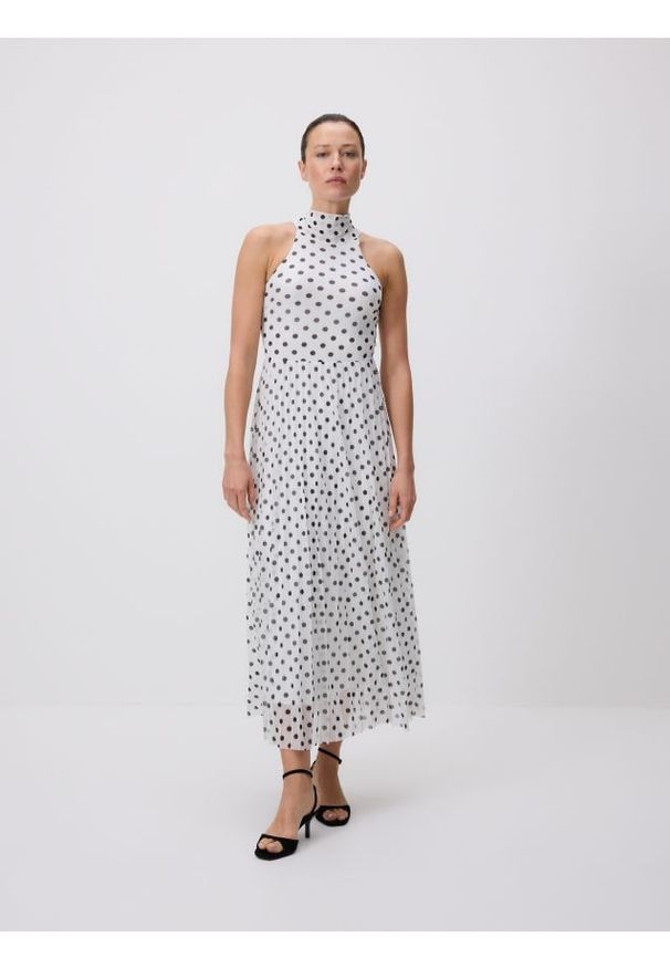 Reserved - Plisowana sukienka z wiązaniem - biały. Kolor: biały. Materiał: dzianina