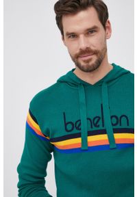 United Colors of Benetton - Sweter. Okazja: na co dzień. Typ kołnierza: kaptur. Kolor: zielony. Materiał: dzianina. Długość rękawa: długi rękaw. Długość: długie. Wzór: aplikacja. Styl: casual #4