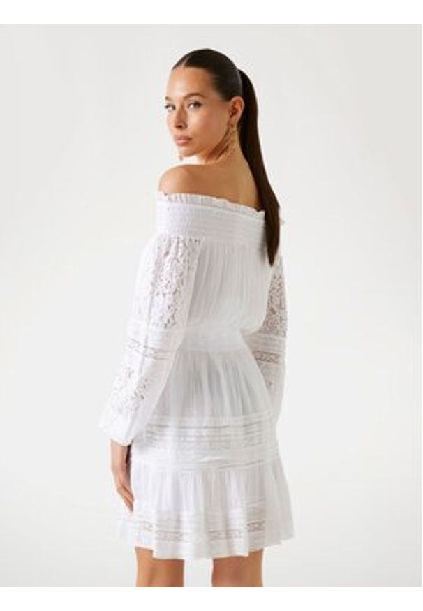 Guess Sukienka 175311 Biały Classic Fit. Kolor: biały